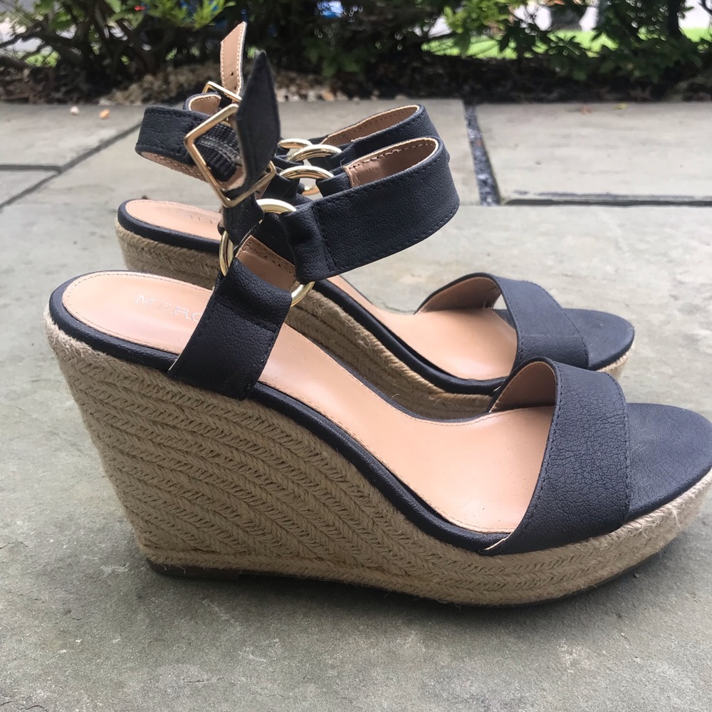 Black wedges